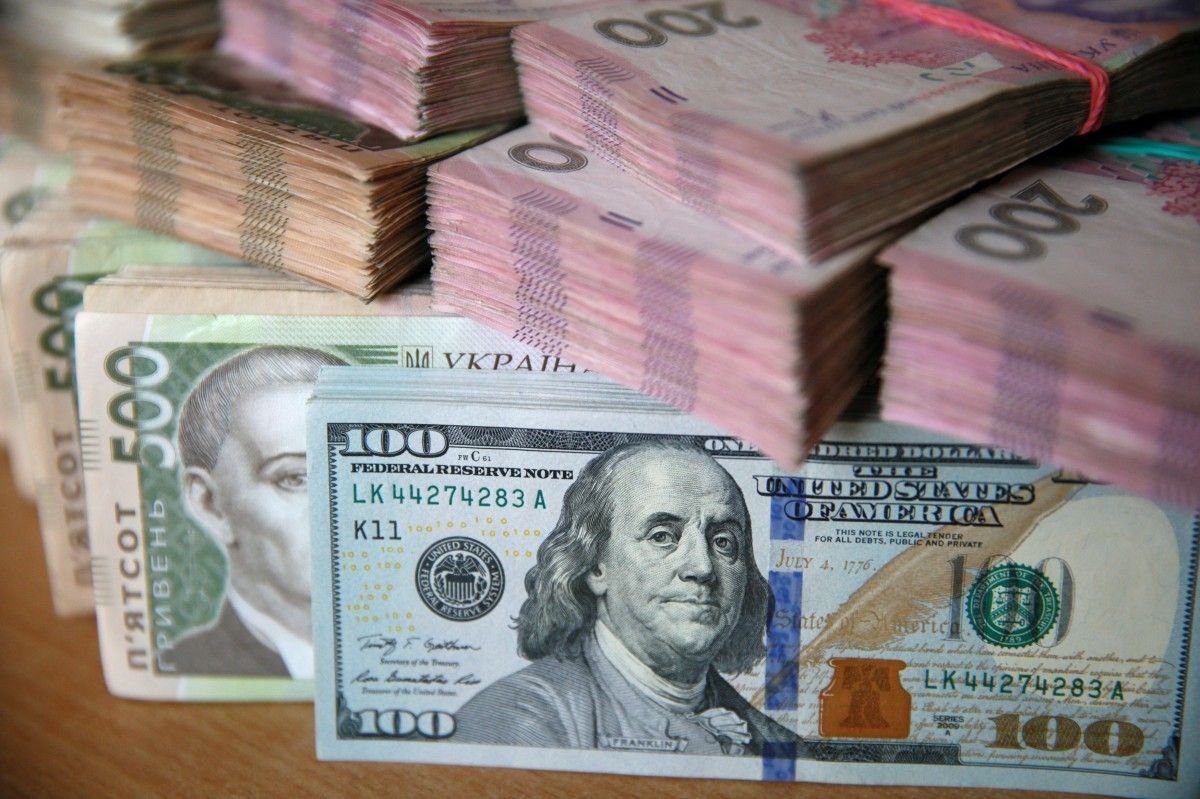 Доллар продают по 353 тенге в обменниках