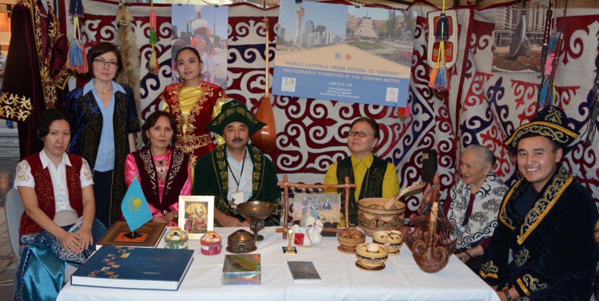 Казахскую национальную одежду показали на фестивале в Ереване