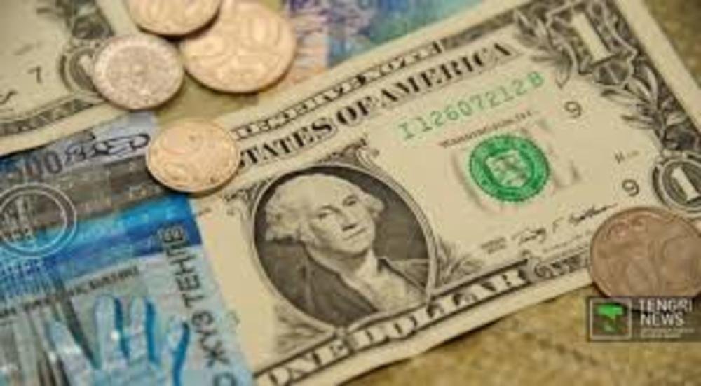 Доллар "взлетел" выше 350 тенге в обменниках после падения рубля