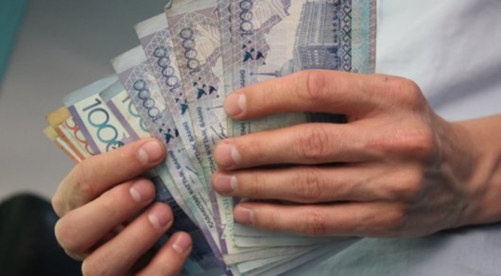 Назван размер среднемесячной зарплаты в Казахстане в августе