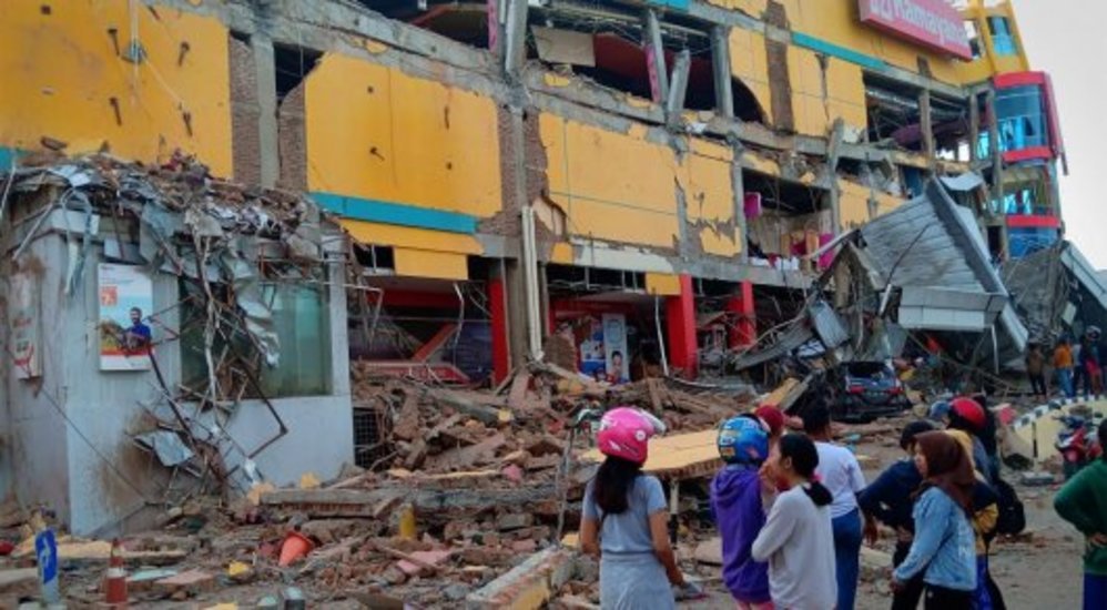 Жертвами землетрясения в Индонезии стали 832 человека