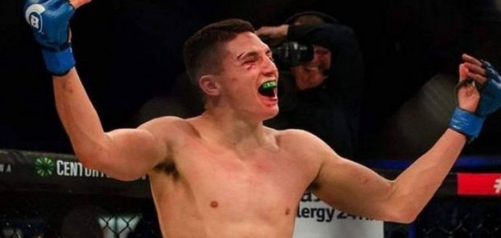 Первый казах в UFC вышел на свой дебютный бой с флагом Казахстана