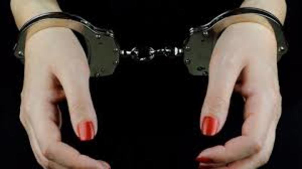 Полицейские задержали двух женщин, обманывавших людей в соцсетях