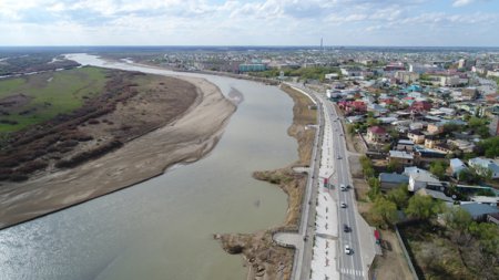 ПРОСПЕКТ  И  НАБЕРЕЖНАЯ  ВДОЛЬ  РЕКИ