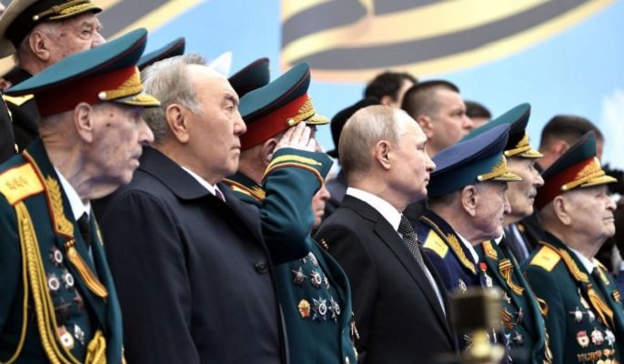 Елбасы стал почетным гостем на военном параде в Москве