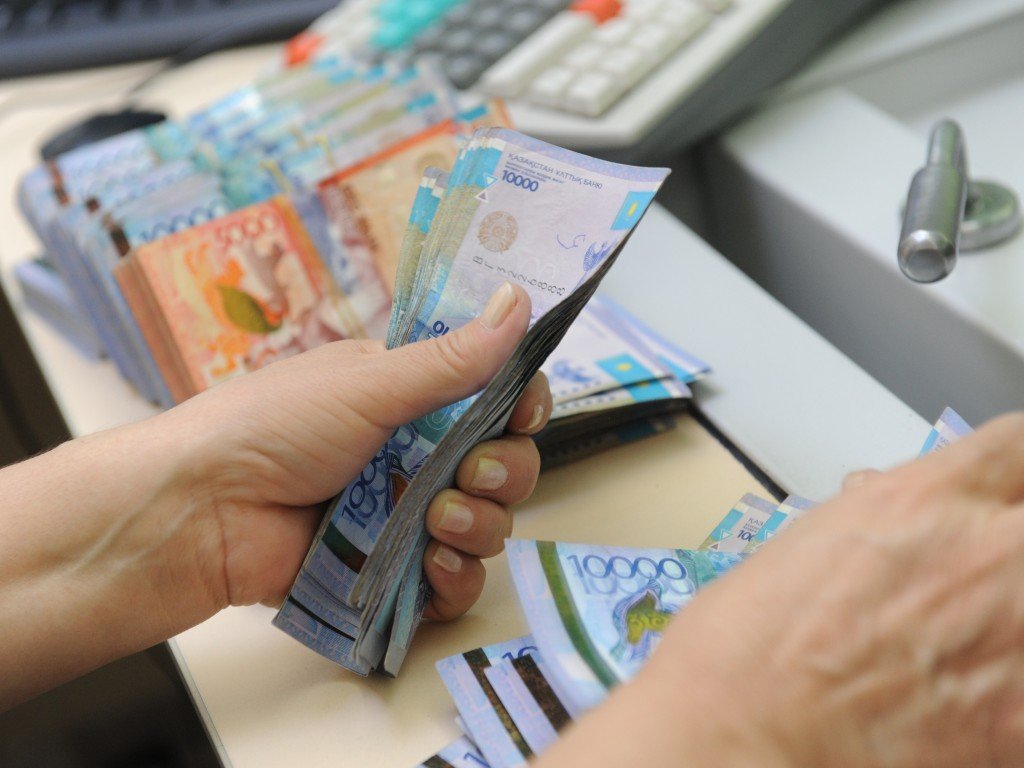 Минфин обещает списать долги казахстанцев по кредитам до 5 сентября