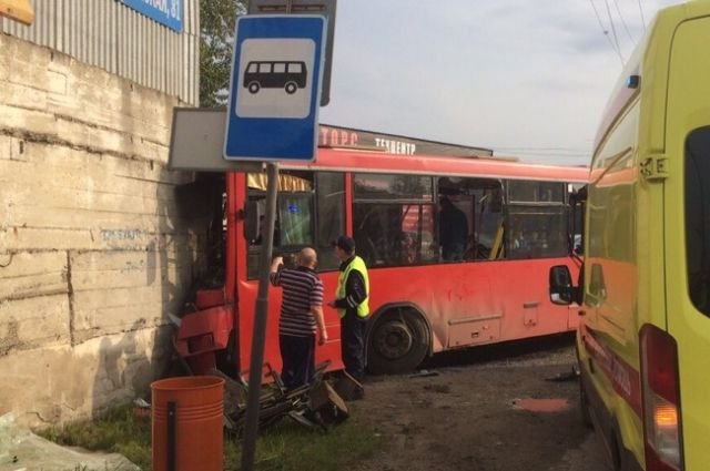 В Перми автобус врезался в здание: 10 пассажиров пострадали и один погиб
