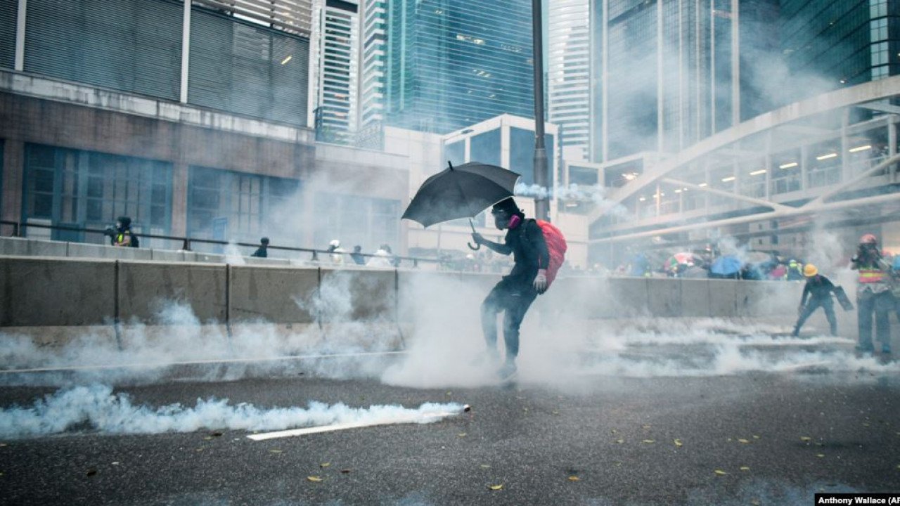 Полиция Гонконга начала помечать протестующих краской из водометов