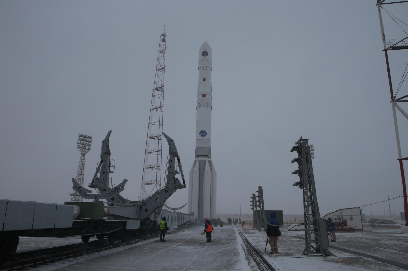 Ракета «Протон-М» установлена на стартовом комплексе Байконура