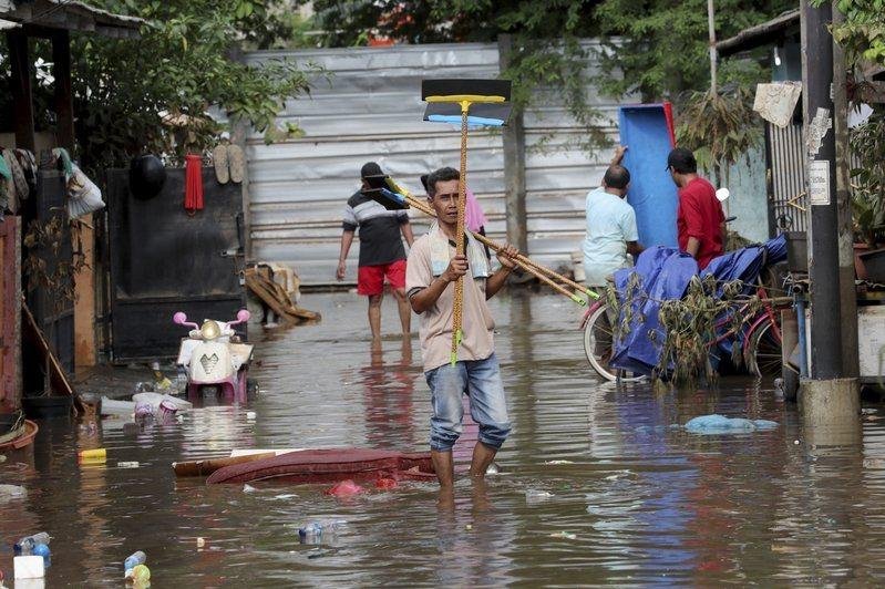 47 человек погибли в результате наводнений в Индонезии