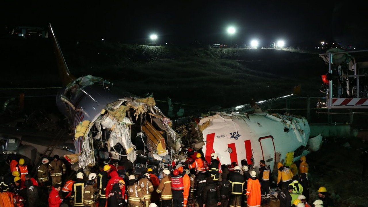 Два казахстанца пострадали при крушении самолета в Стамбуле