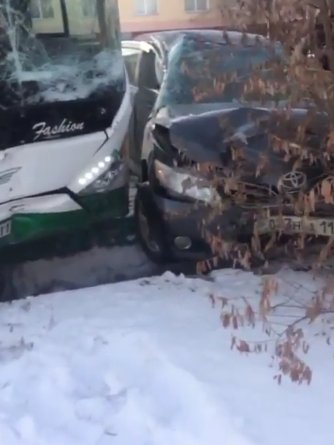 В Кызылорде легковой автомобиль врезался в пассажирский автобус