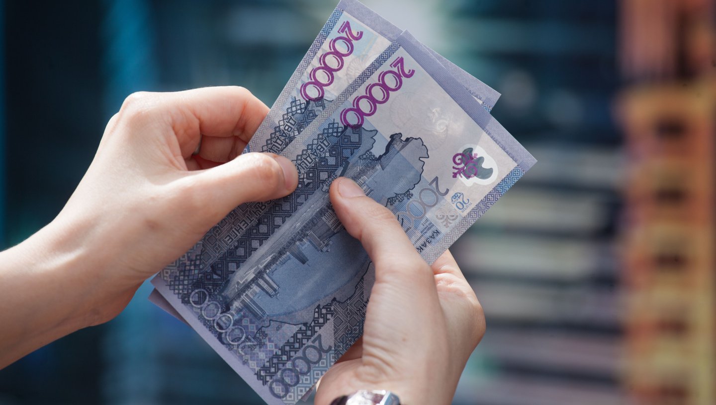 Казахстанцев призвали избегать бумажных денег