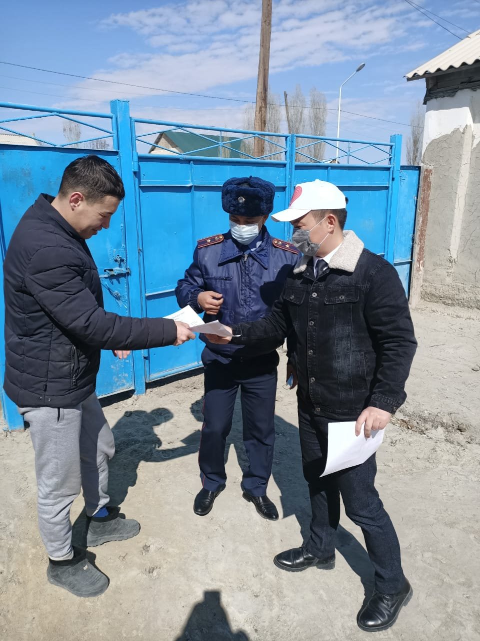 В Кызылорде волонтеры раздали осужденным бесплатные маски