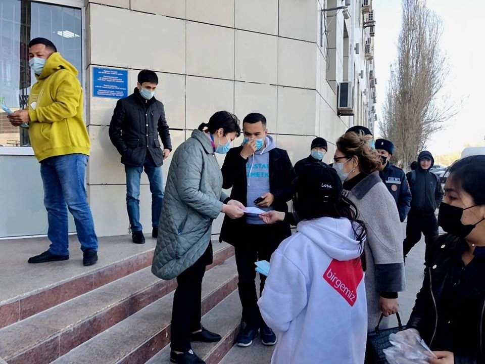 Кызылординские волонтеры бесплатно раздали маски