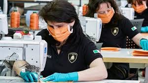 Lamborghini будет производить защитные экраны для лица и шить медицинские маски