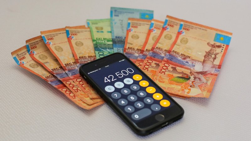 В Казахстане остановлен прием заявок на выплату 42 500 тенге