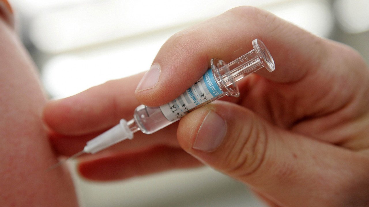 Институт гриппа набирает добровольцев: вакцину испытают до осенней волны коронавируса