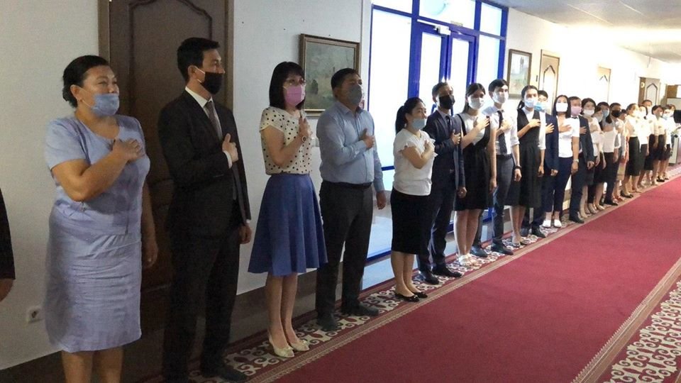 Государственные учреждения Кызылорды одновременно исполнили государственный гимн