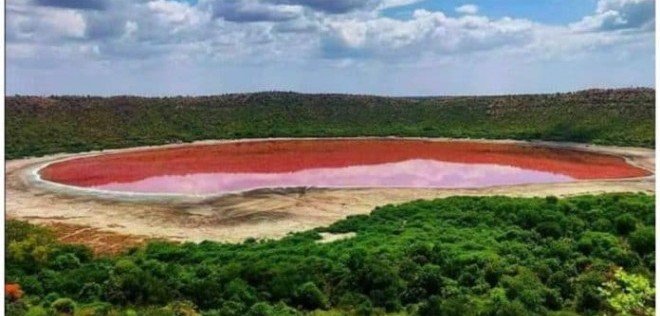 Озеро в штате Махараштра за одну ночь стало розовым