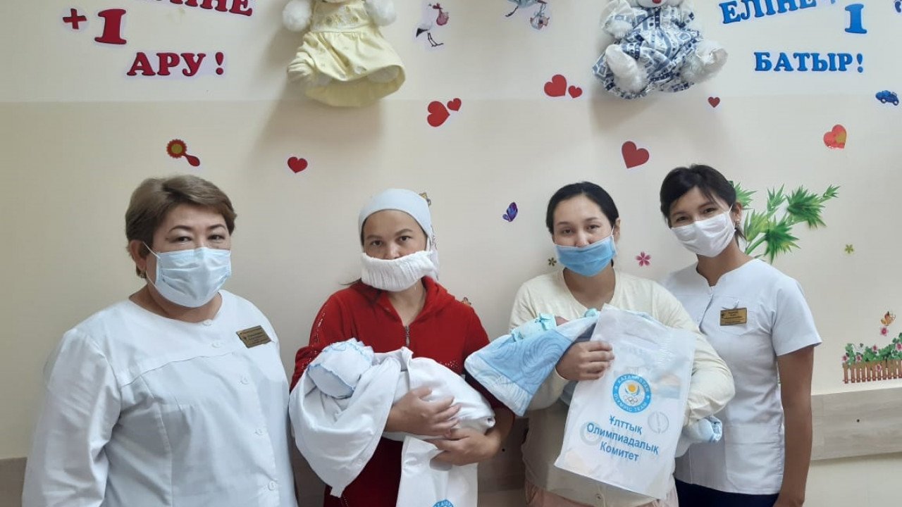 Рожденные в Олимпийский день получили подарки от спортсменов Казахстана