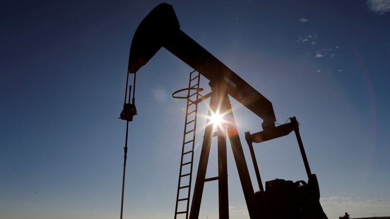 Казахстан продолжит сокращать добычу нефти