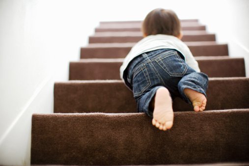 Четырехлетний ребенок упал с лестницы