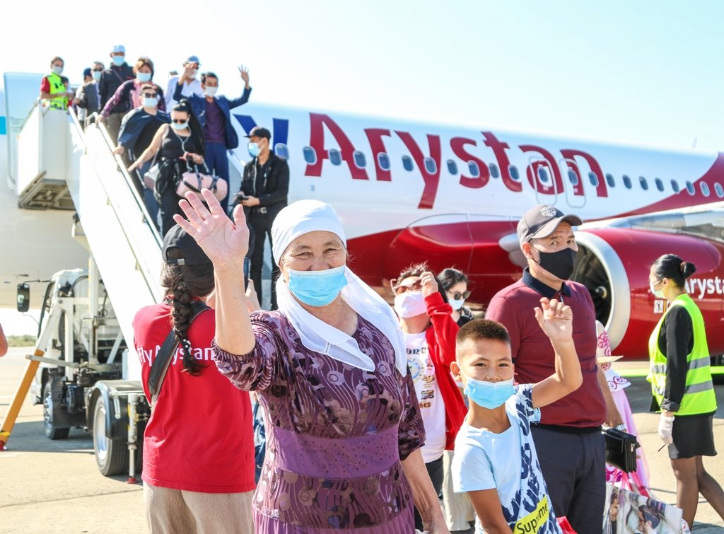 На первом рейсе в Кызылорду FlyArystan перевез юбилейного пассажира