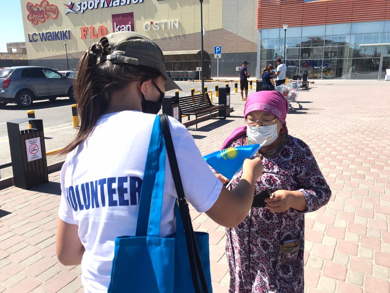 Волонтеры раздали флажки и маски